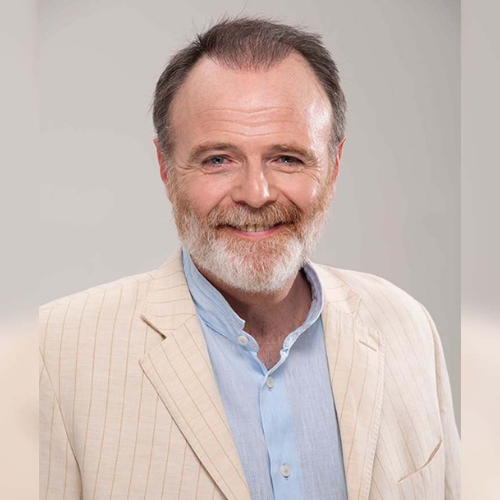 Luis Machín como Artemio